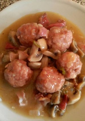Una foto de Albóndigas con champiñones jamón y bacon