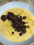 Crema ligera de alcachofas y puerro con morcilla de piñones de Tobarra