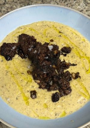 Una foto de Crema ligera de alcachofas y puerro con morcilla de piñones de Tobarra