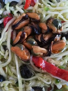 Una foto de Espaguetis de calabacín marinados