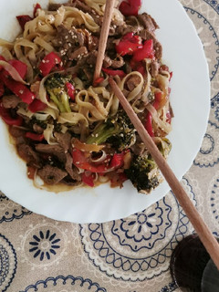 Una foto de Wok de tallarines de arroz con ternera picante y verdura