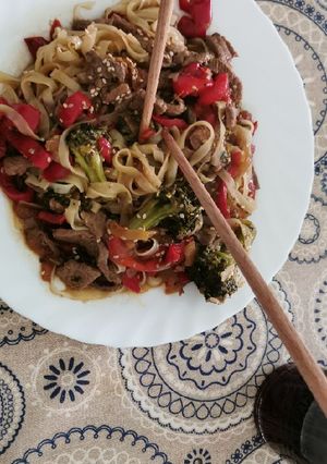 Una foto de Wok de tallarines de arroz con ternera picante y verdura
