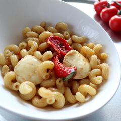Pasta pomodorini acciughe e mozzarelline A picture of Pasta pomodorini acciughe e mozzarelline.