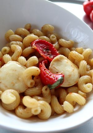 A picture of Pasta pomodorini acciughe e mozzarelline.