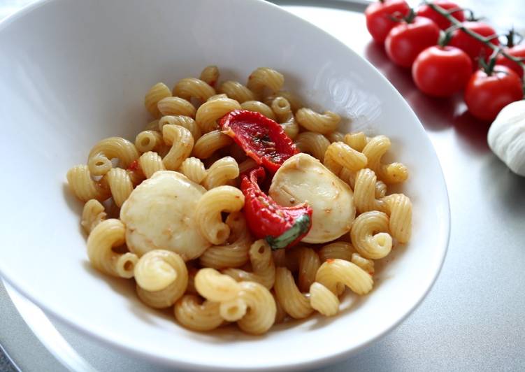 Pasta pomodorini acciughe e mozzarelline