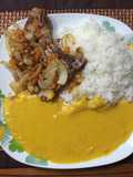 Chuleta encebollada con crema de zapallo y arroz de ajo