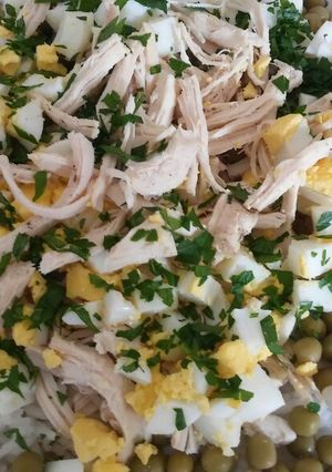 Una foto de Ensalada de arroz con pollo