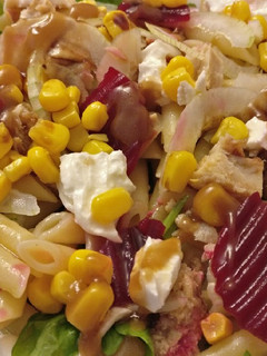 Una foto de Ensalada de pasta colorida