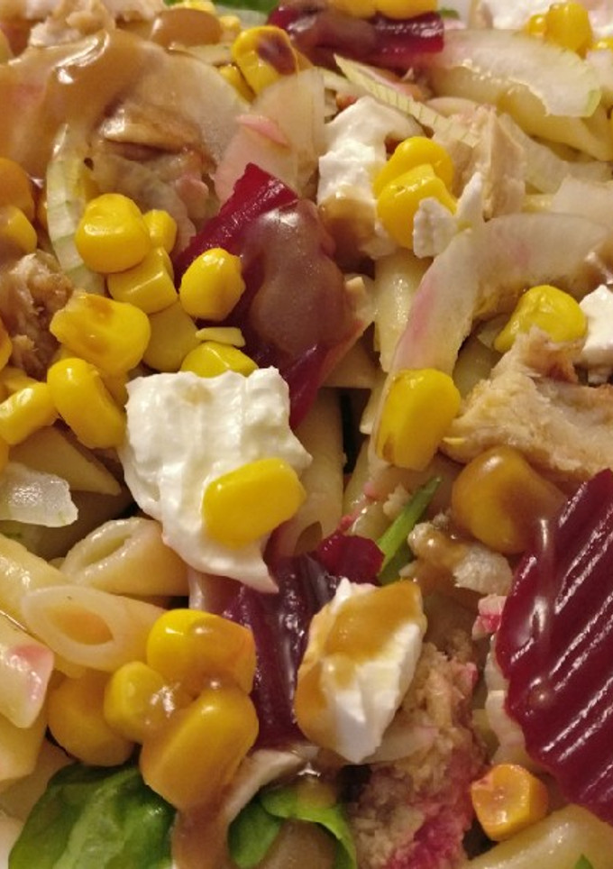 Una foto de Ensalada de pasta colorida