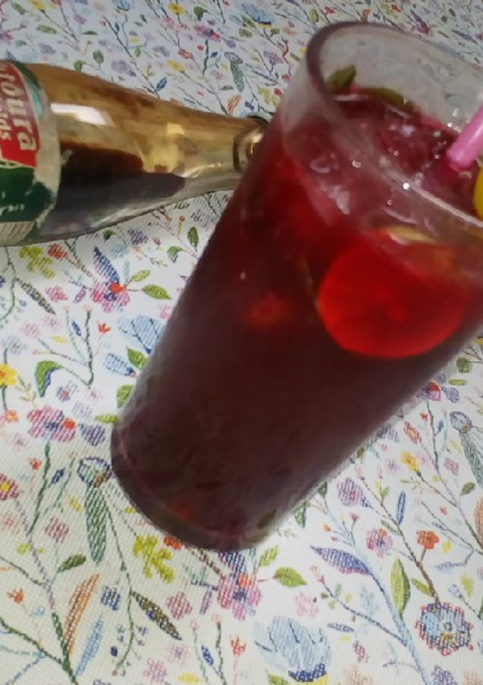 A picture of Cinderella mocktail.