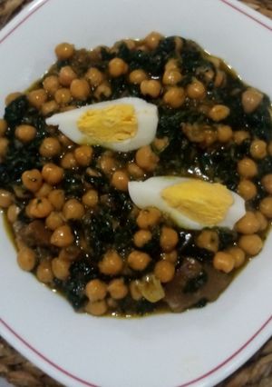 Una foto de Espinacas esparragas con garbanzos