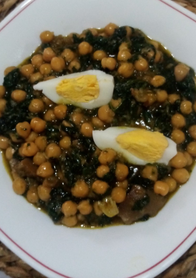 Una foto de Espinacas esparragas con garbanzos
