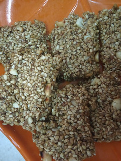 તલ ની ચીક્કી (Til Chikki Recipe In Gujarati) રેસીપી મુખ્ય ફોટો