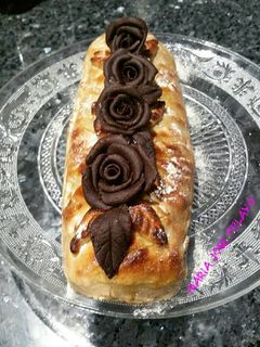 Una foto de Brazo de gitano de mazapan y rosas de mazapan de trufa