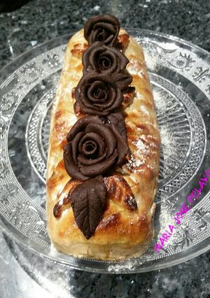 Una foto de Brazo de gitano de mazapan y rosas de mazapan de trufa