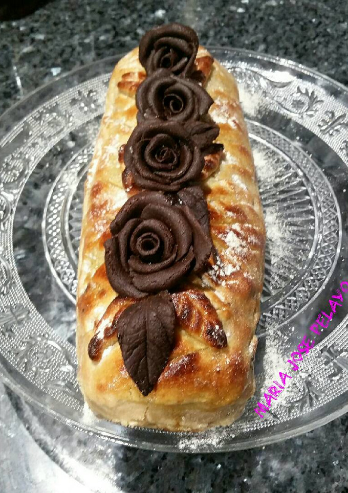 Una foto de Brazo de gitano de mazapan y rosas de mazapan de trufa