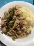 Pollo y champiñones con salsa blanca