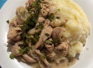 Una foto de Pollo y champiñones con salsa blanca
