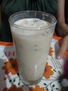 બનાના અને ગુલકંદ શેક (Banana Gulkand Shake Recipe In Gujarati) રેસીપી મુખ્ય ફોટો