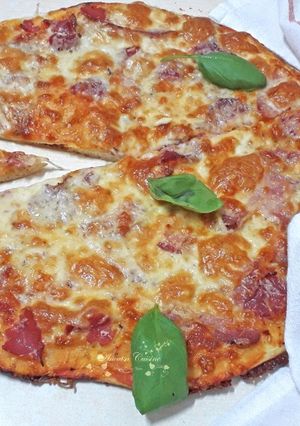 O poză a rețetei Pizza cu șuncă, mozzarella și parmezan.