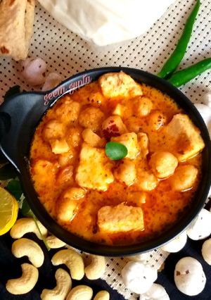 शाही काजू पनीर मखाना करी(sahi kaju paneer makha curry recipe in hindi) रेसिपी मुख्य फोटो