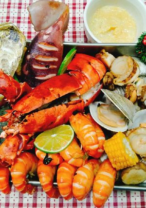 A picture of 🎅Christmas Feast: Handheld Seafood Bucket🦪.