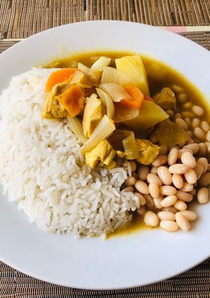Una foto de Pollo al Curry (japonés) con frejoles
