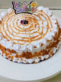 बटरस्कॉच केक (butterscotch cake recipe in Hindi) रेसिपी मुख्य फोटो