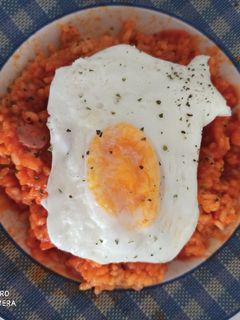 Una foto de Arroz a la cubana con salchichas y huevo