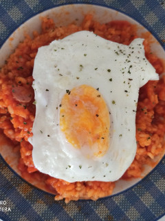 Una foto de Arroz a la cubana con salchichas y huevo