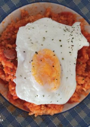 Una foto de Arroz a la cubana con salchichas y huevo