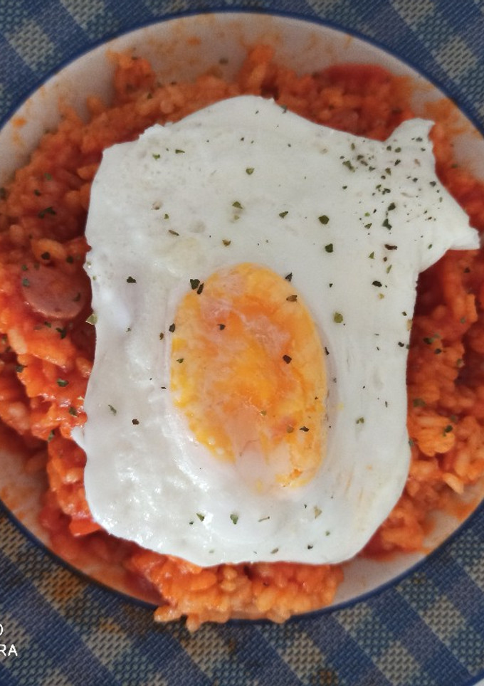 Una foto de Arroz a la cubana con salchichas y huevo
