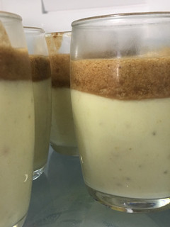 Una foto de Crema de plátano con musse de chocolate