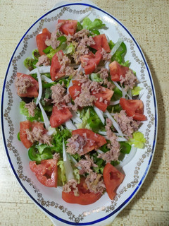 Una foto de Ensalada fresca con atún