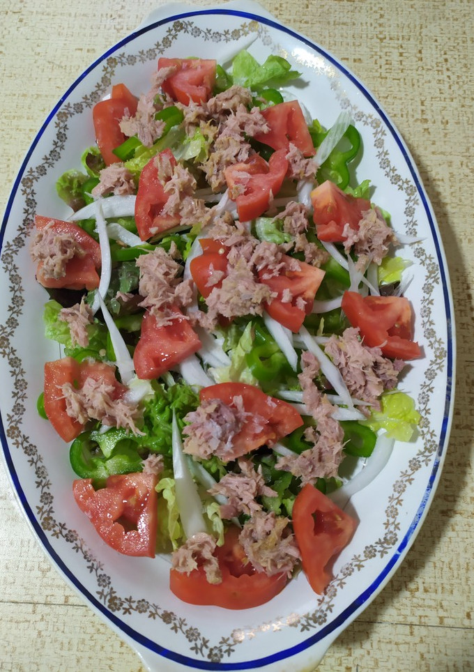 Una foto de Ensalada fresca con atún