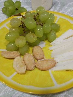 Una foto de Cena rápida y sana, uvas con queso, saben a besos😉