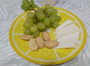 Foto principal de Cena rápida y sana, uvas con queso, saben a besos😉