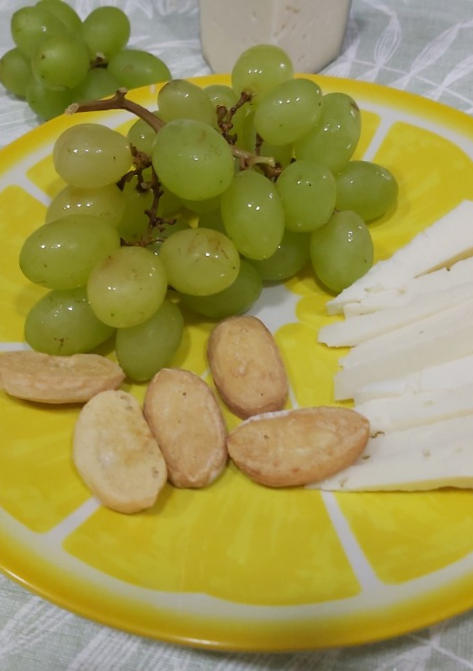 Una foto de Cena rápida y sana, uvas con queso, saben a besos😉