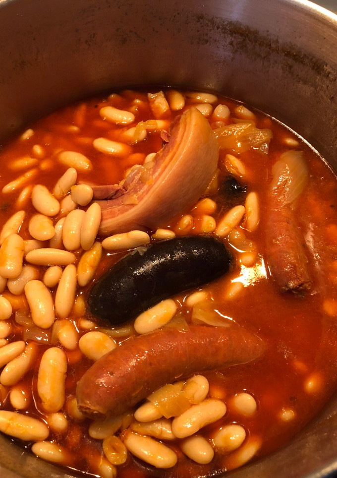 Una foto de Fabada asturiana