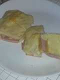 Croque Monsieur gratinado con salsa blanca