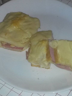 Una foto de Croque Monsieur gratinado con salsa blanca