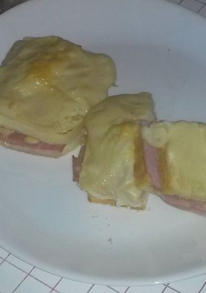 Una foto de Croque Monsieur gratinado con salsa blanca