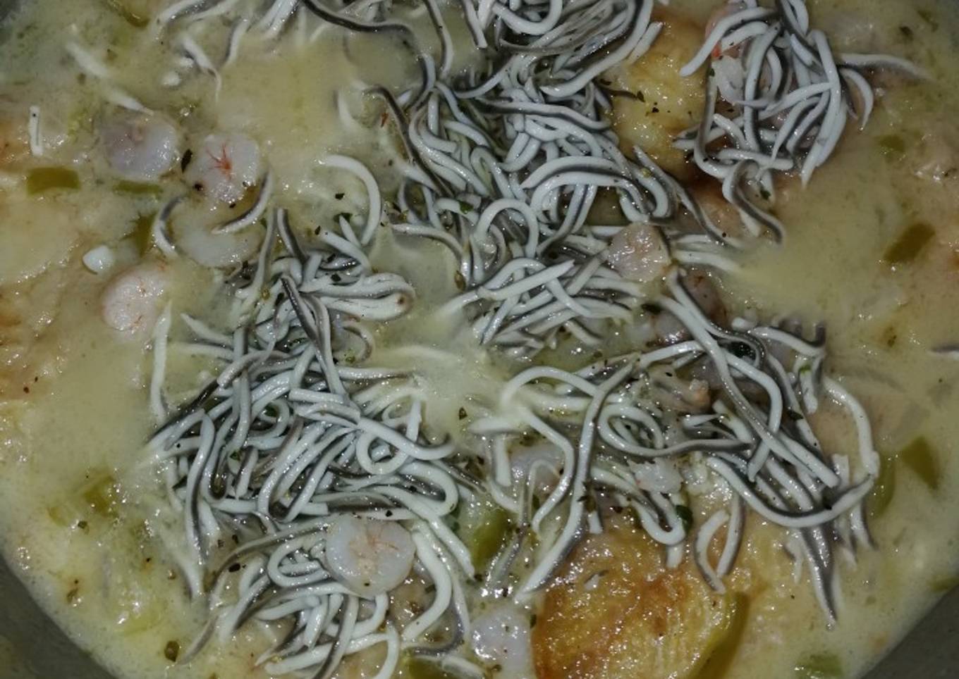 Merluza con gulas y gambas