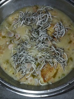 Una foto de Merluza con gulas y gambas