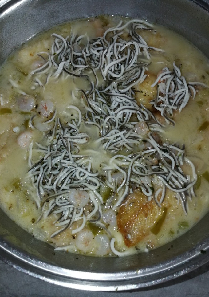 Una foto de Merluza con gulas y gambas
