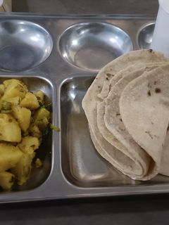 आलू मेथी (aloo methi recipe in Hindi) रेसिपी मुख्य फोटो