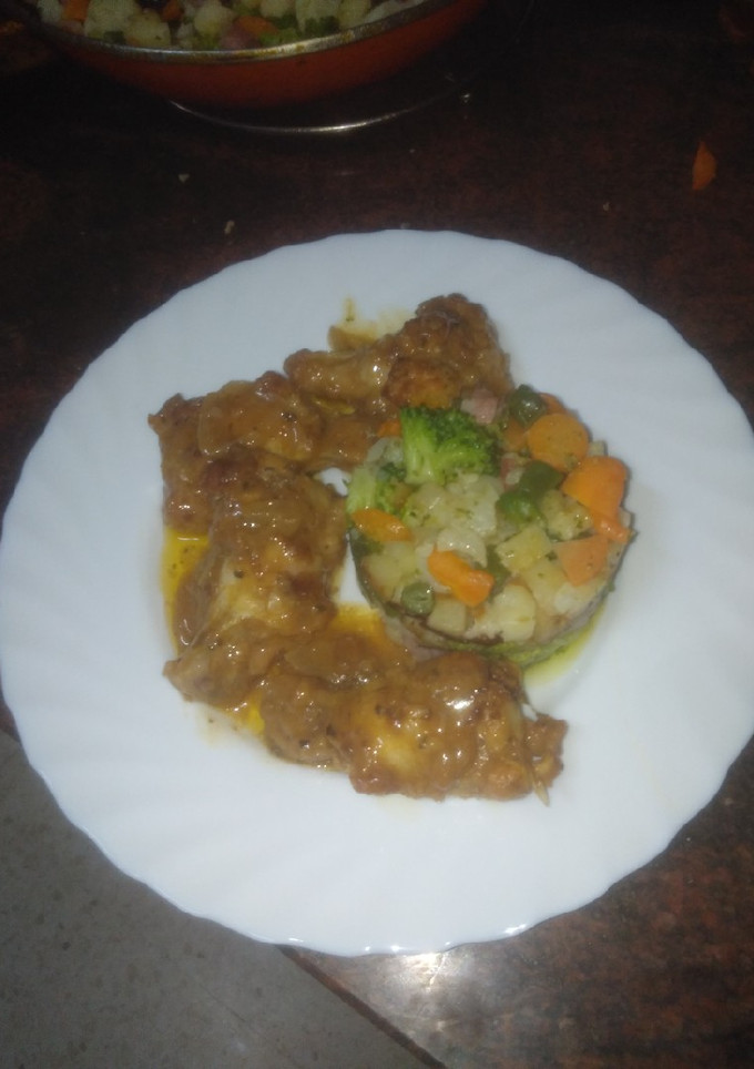 Una foto de Muslitos de pollo con salsa de cerveza y salteado de verduras