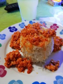 Una foto de Huevos revueltos con tomate frito y arroz blanco