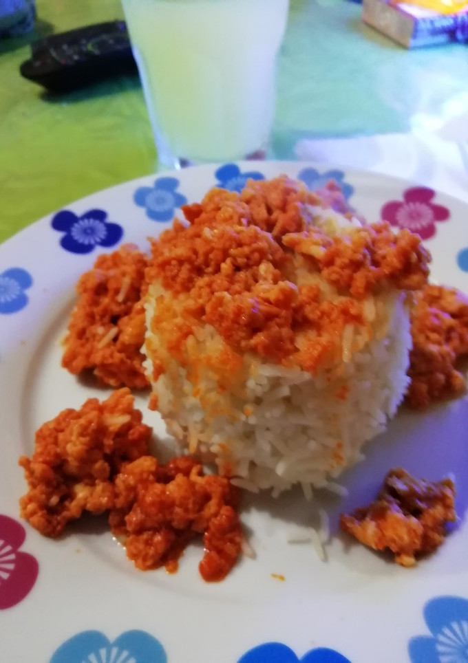 Una foto de Huevos revueltos con tomate frito y arroz blanco