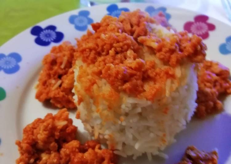 Huevos revueltos con tomate frito y arroz blanco